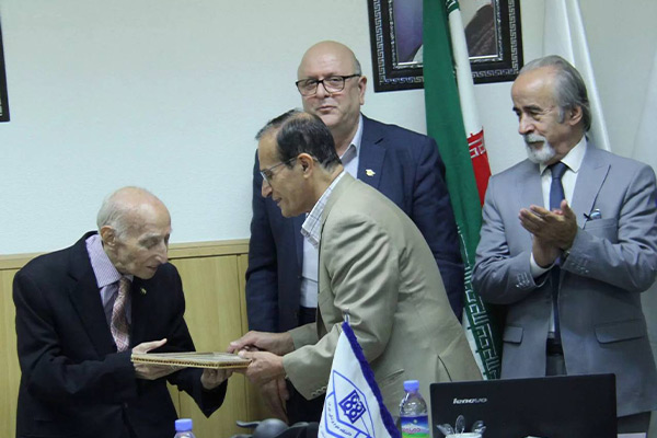 دکتر رزم پا 1 - رئیس مرکز توسعه خانه استاد-razmpa.com